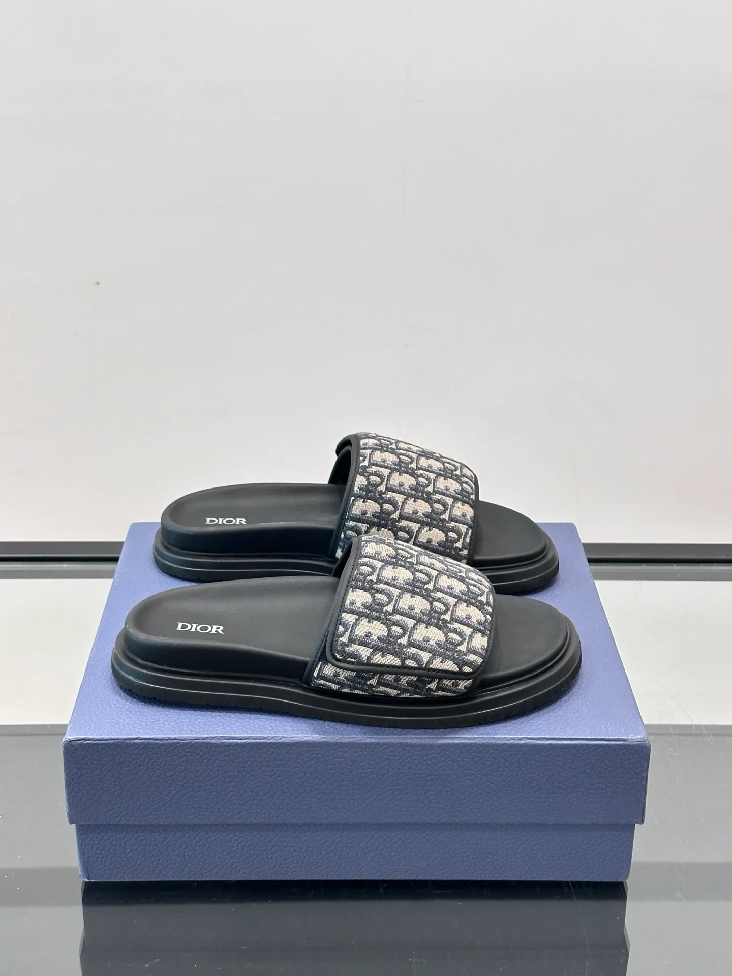 Factory price: 280💰𝐂𝐡𝐫𝐢𝐬𝐭𝐢𝐚𝐧 𝐃𝐢𝐨𝐫 Dior's latest popular sandals, classic upgraded Velcro sandals, original replicas, super durable and versatile, very comfortable on the feet, slimming and white, original cowhide leather upper, sheepskin lining Original d hardware buckle Original molded T men's shoes 💰U outsole Size: 38-44 (.45.46 customized)